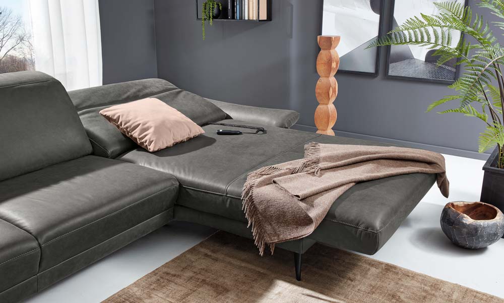 Musterring MR 1350 Sofa in schwarzem Leder voll umgeklappt